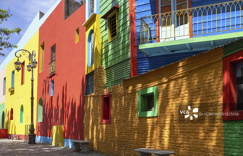 阿根廷，布宜诺斯艾利斯的热门旅游目的地——卡米尼托的五彩斑斓建筑图片素材