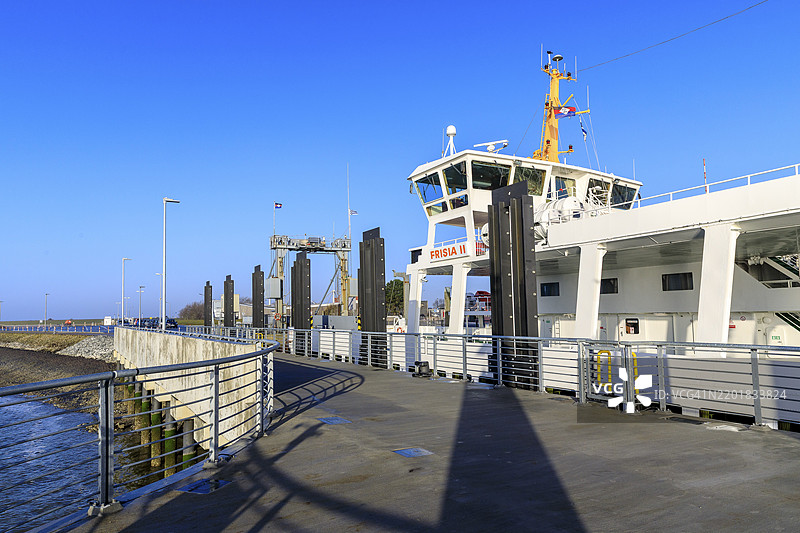 弗里西亚 II 渡轮停靠在德国下萨克森州诺德奈岛的码头图片素材