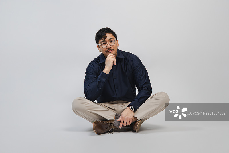 亚洲男性 - 坐姿 - 着装得体 - 全身肖像图片素材