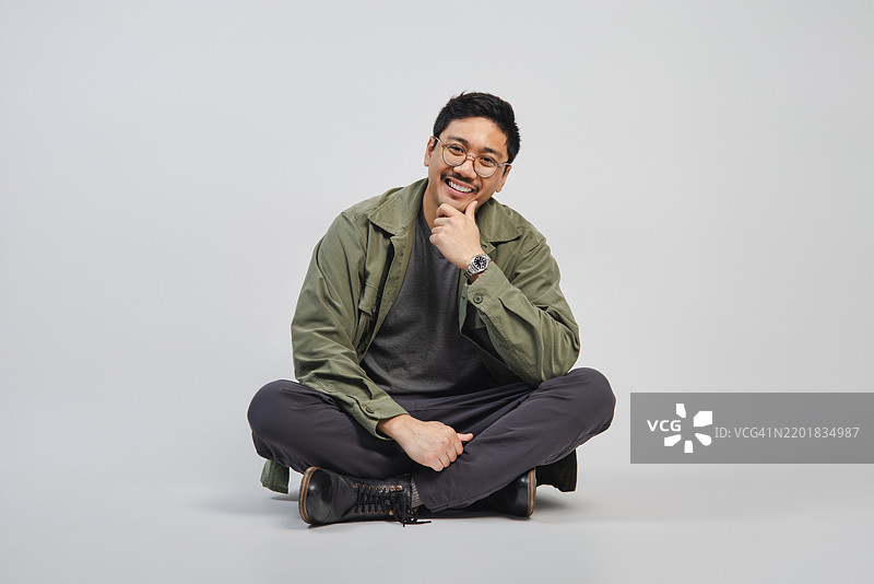 亚洲男性 - 坐姿 - 绿色衬衫 - 全身肖像图片素材