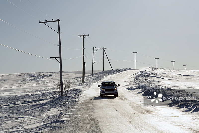 Neigette，雪覆盖道路上的皮卡车图片素材