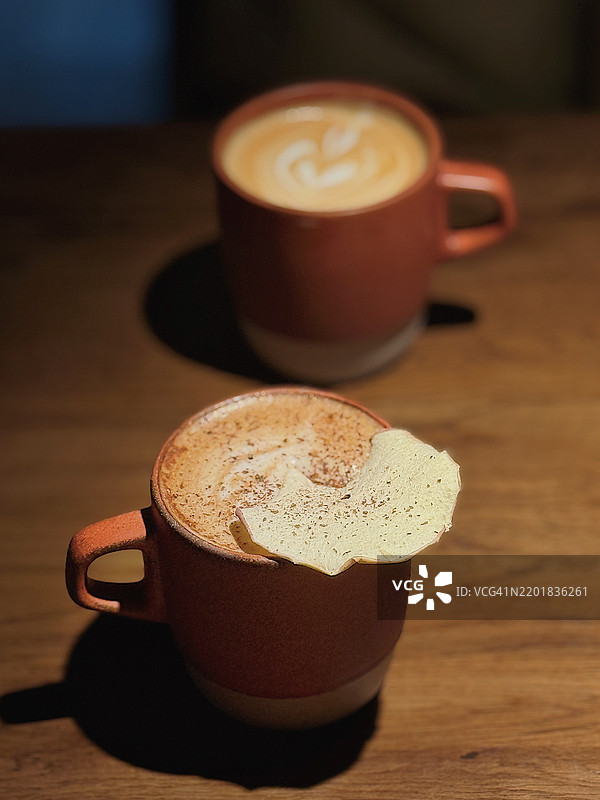 与朋友们一起享受美味的咖啡图片素材