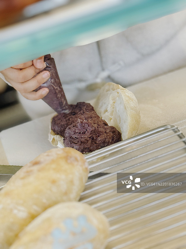 美味的手工黄油红豆恰巴塔面包图片素材