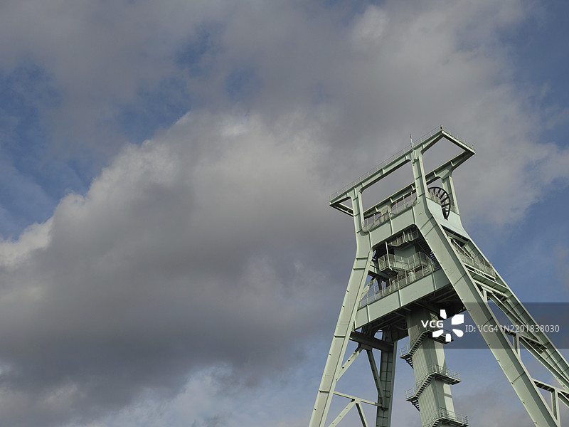 绿色的蜿蜒塔楼在蓝天和云朵的背景下，德国北莱茵-威斯特法伦州博胡姆图片素材