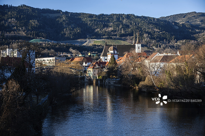 历史悠久的城市中心，位于穆尔河畔的莱奥本老城区，香菇塔和圣哈弗教堂，莱奥本，施蒂利亚，奥地利，欧洲图片素材