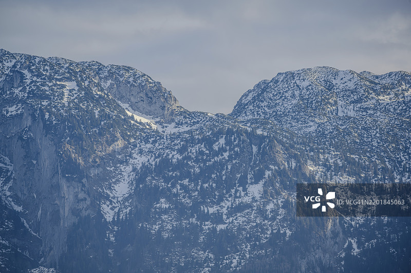 阿因林，巴伐利亚上部，雪覆盖的岩石山脉风景，云层密布的天空图片素材