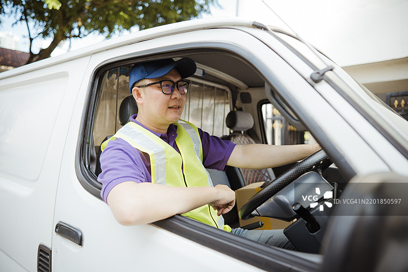 亚洲快递员的肖像。图片素材