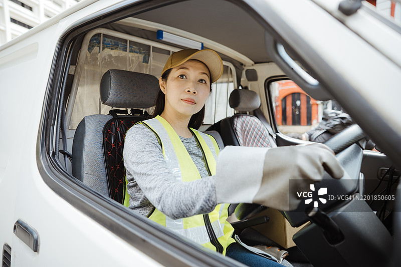 亚洲女快递员的肖像。图片素材