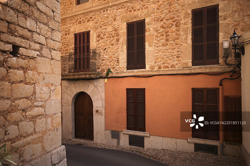 小巷，外立面，房屋墙壁，赭色，阿拉罗，卡尔维亚，马约卡，巴利阿里群岛，西班牙，欧洲图片素材