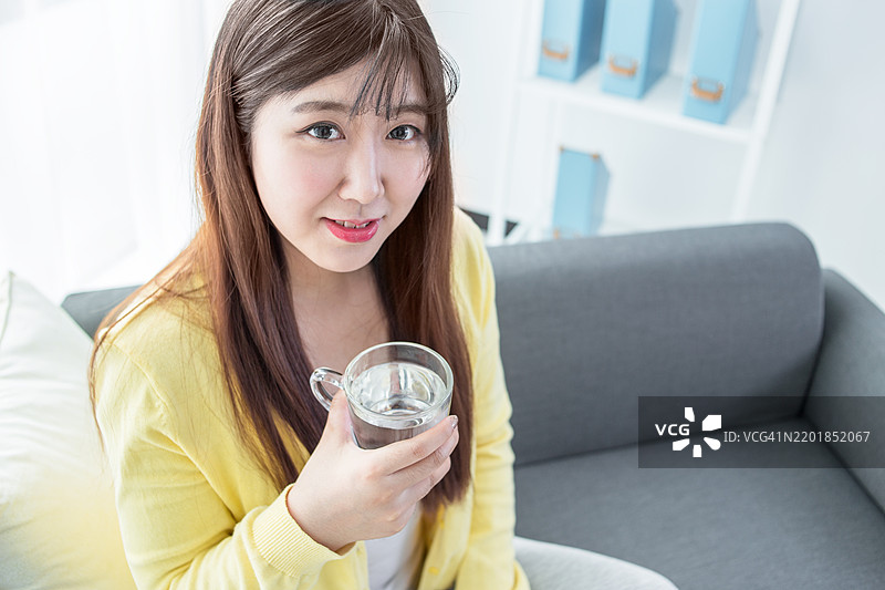 女孩在喝水图片素材