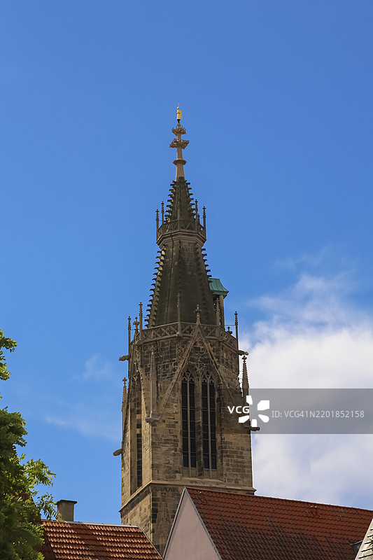 圣玛丽教堂,位于罗伊特林根,建于1247年至1343年,是一座文化遗产,哥特式教堂,宗教改革教堂,基督教堂,礼拜场所,基督教建筑,主塔,教堂塔,金色天使,经过新哥特式风格修复。图片素材
