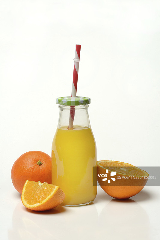 瓶装橙汁和橙子图片素材