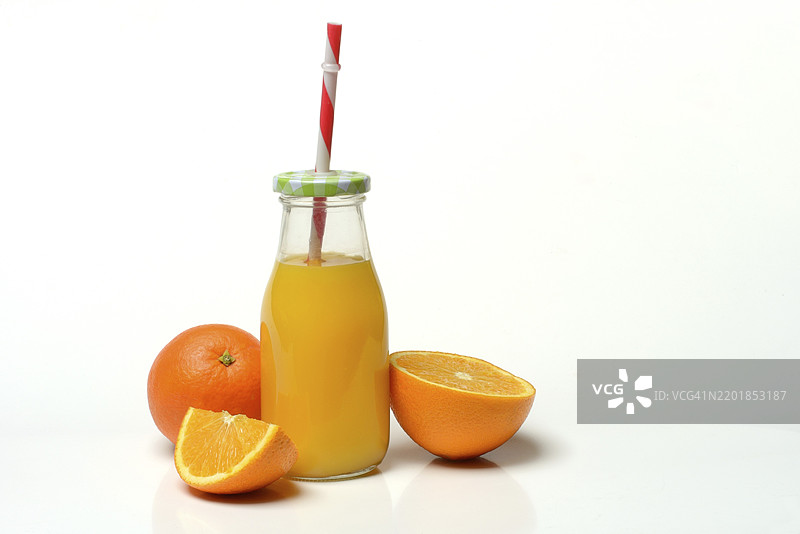 瓶装橙汁和橙子图片素材