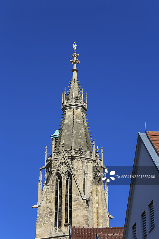 圣玛丽教堂，位于罗伊特林根，建于1247年至1343年，是一座文化遗产，哥特式教堂，宗教改革教堂，基督教堂，礼拜场所，基督教建筑，主塔，教堂塔，金色天使，经过新哥特式风格修复。图片素材
