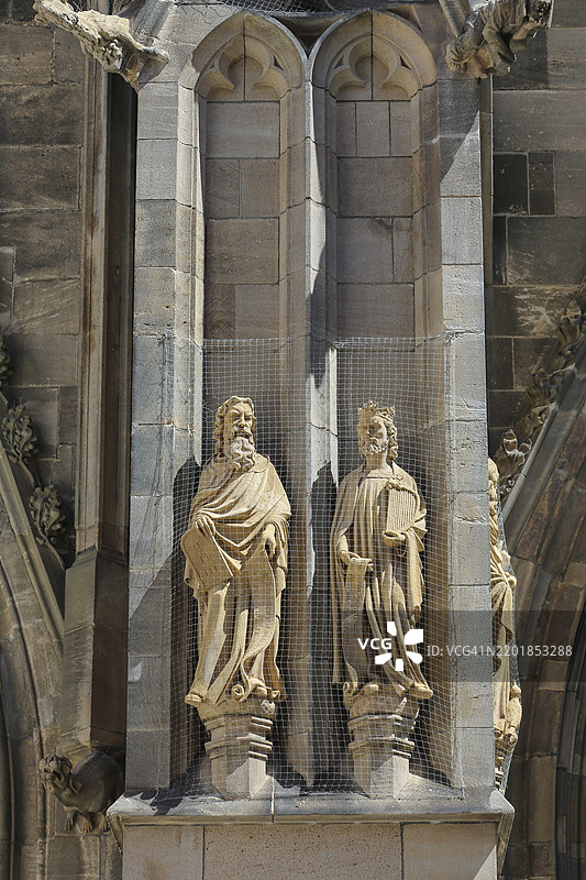 圣人的雕像，石雕细节，位于罗伊特林根的圣玛丽教堂，建于1247年至1343年，文化遗产，哥特式教堂，宗教改革教堂， Protestant教堂，礼拜场所，基督教建筑，采用新哥特式风格修复。图片素材