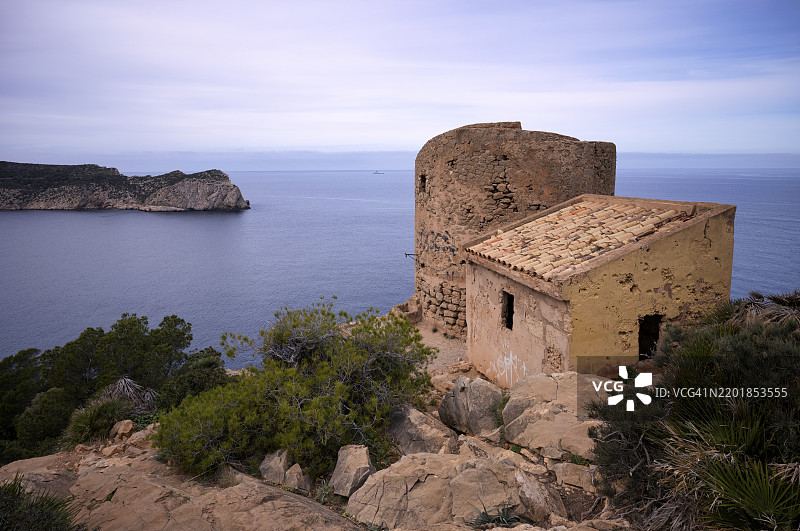 从卡拉恩巴塞特塔(也称为拉巴萨达塔)俯瞰,16世纪末的瞭望塔,看到龙岛(Sa Dragonera),以及特拉蒙塔纳灯塔(Far de Tramuntana)、特拉蒙塔纳山脉(Serra de Tramuntana)、圣埃尔姆(Sant Elm)、圣特尔莫(San Telmo)、安德拉克斯(Andratx)和马霍(Majo)。图片素材