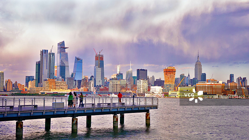 游客与曼哈顿中城图片素材