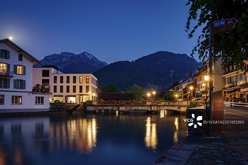 宁静的夜景，湖面倒映着背景中的山脉，城市，村庄，城市风光，街道，古老建筑，老房子，瑞士因特拉肯，欧洲图片素材