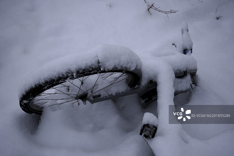 德国，柏林，2025年2月14日，毛尔公园，积雪覆盖的自行车，欧洲图片素材