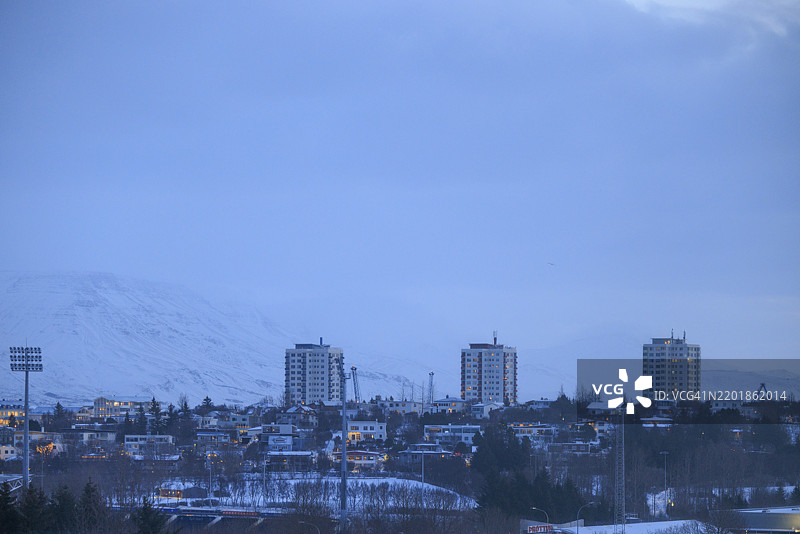蓝色时刻的冰冻城市景观图片素材