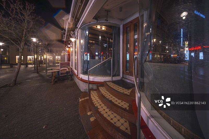 雷克雅未克的宁静夜晚：灯光、雨水与倒影图片素材