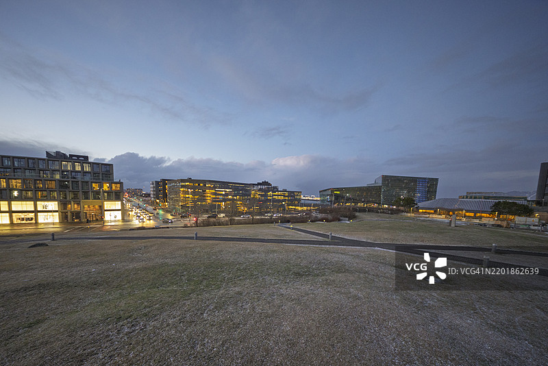 黄昏时分的雷克雅未克，阿尔纳霍尔的城市灯光图片素材