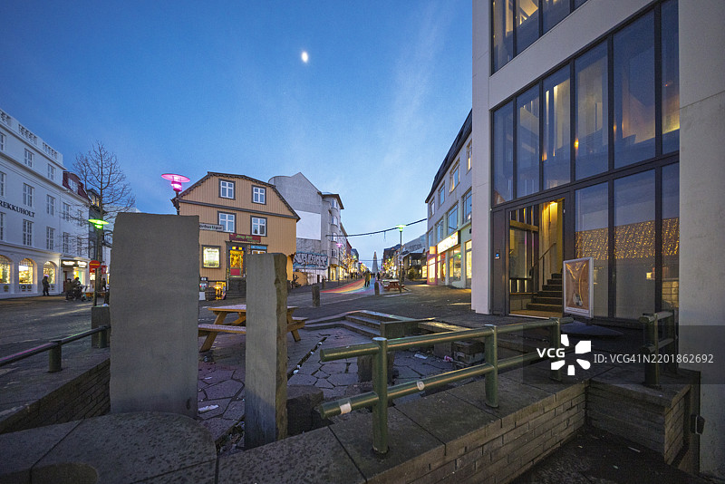 雷克雅未克彩虹街的月光漫步图片素材