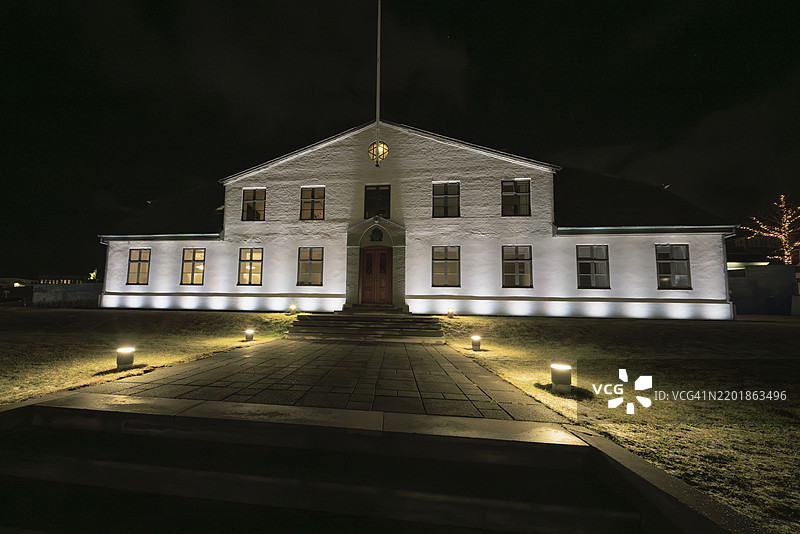 冰岛总理办公室在宁静的夜景中图片素材