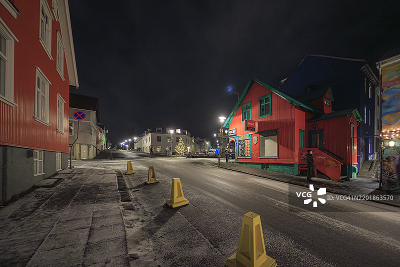 宁静的傍晚场景中的传统冰岛建筑图片素材