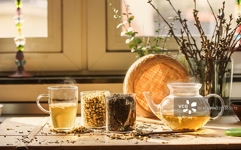 绿茉莉花茶的摆设，配有玻璃杯和茶壶图片素材