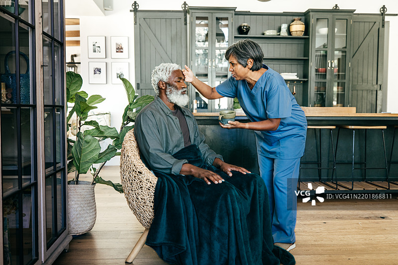 选择合适的护理人员：确保老年男性的舒适与尊严图片素材