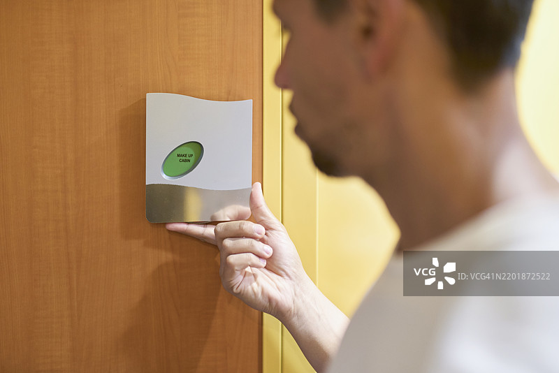乘客在游轮门上调整舱室状态标志图片素材