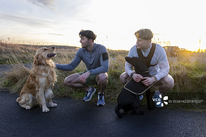 朋友们在跑步前休息一下图片素材