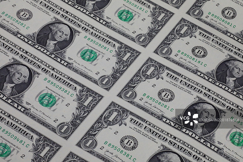 新印刷且未裁剪的一美元钞票图片素材