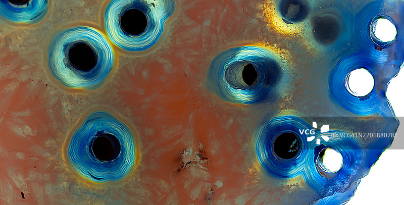 绿色珠宝材料的特写镜头，色彩丰富且美丽。图片素材