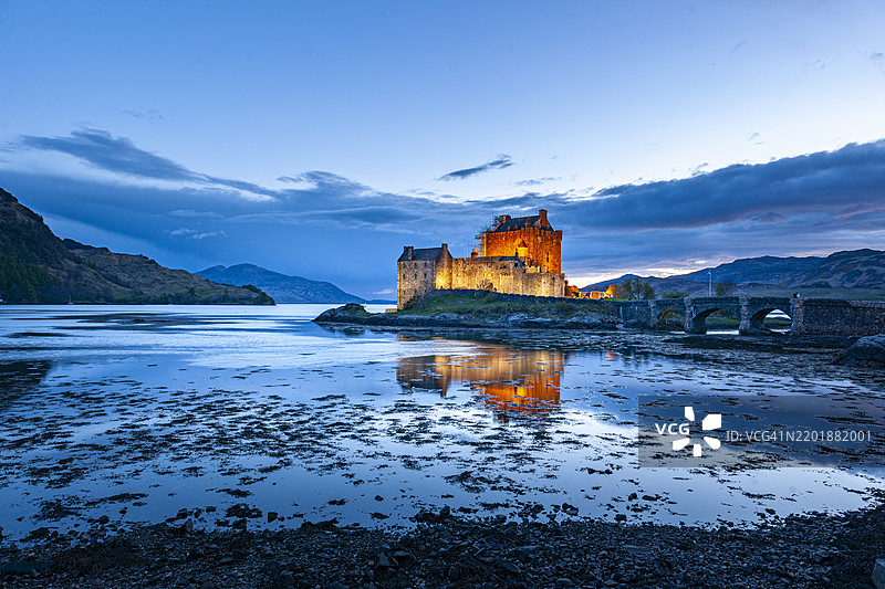 苏格兰,黄昏时分洛赫杜伊赫湖上的艾琳多南城堡景观图片素材