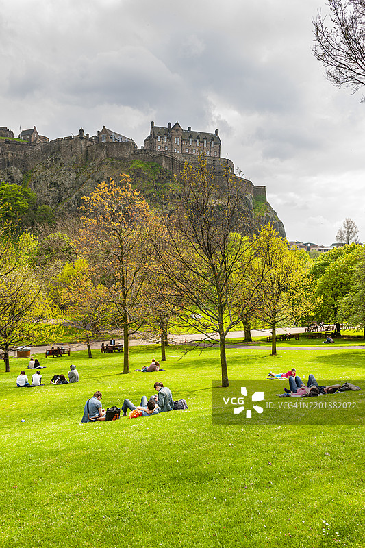 爱丁堡，公主花园俯瞰城堡的景色图片素材