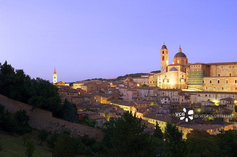意大利马尔凯，黄昏时分的乌尔比诺景色。图片素材