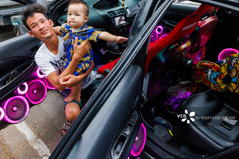 紫色汽车音响，泰国湾。图片素材