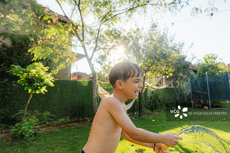 院子里的夏日乐趣图片素材