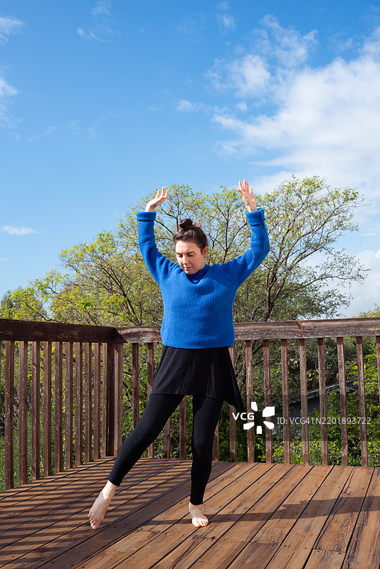 优雅的舞蹈在大自然的怀抱中。图片素材