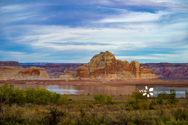 湖泊波威尔的美丽倒影与岩石 formations图片素材