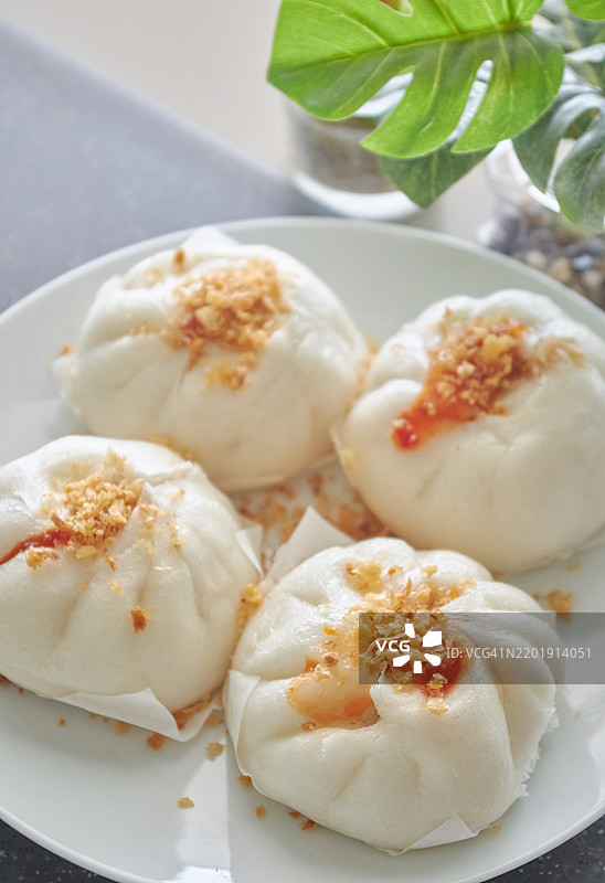 蒜蓉辣椒酱蒸亚洲包子图片素材