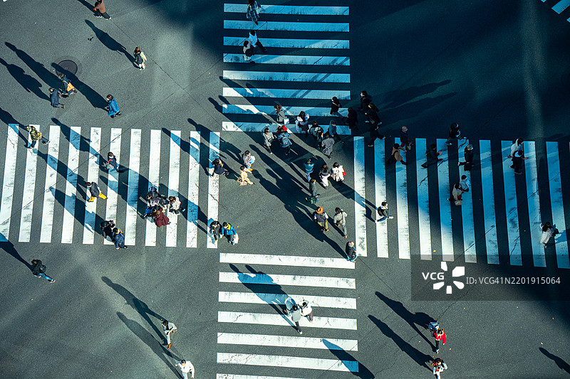 拥挤的道路上，人们在过马路。图片素材