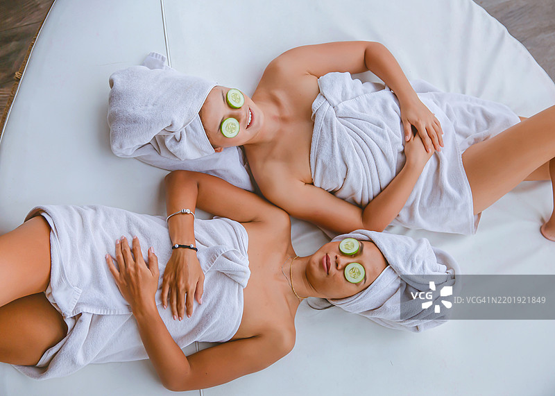 亚洲朋友们放松时使用黄瓜眼膜图片素材