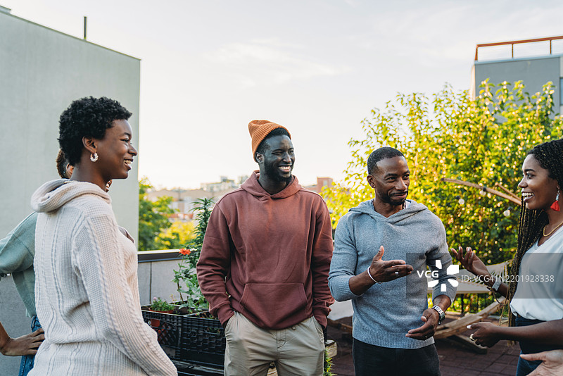 一群朋友在屋顶聚会，大家互相介绍自己图片素材