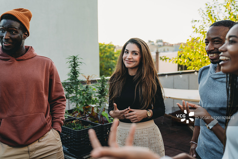 一群朋友在社交聚会上一起享受乐趣图片素材