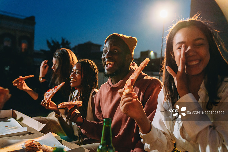 朋友们一起享用比萨饼图片素材