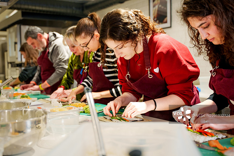 参与者在动手制作寿司的课堂上图片素材