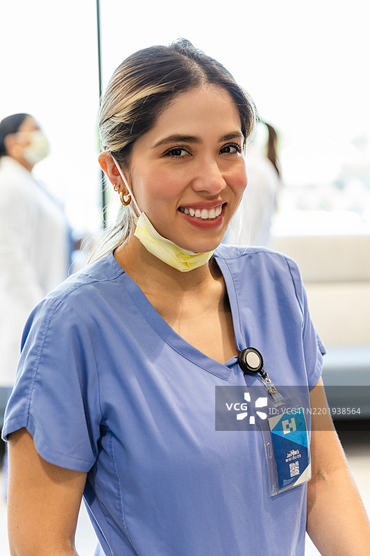 自信的拉丁裔护士在医疗办公室微笑图片素材
